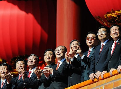 Gran parte de la cpula del Partido Comunista Chino, desde hace tiempo sin el estilo Mao de chaquetas de cuello redondo, durante la celebracin del desfile