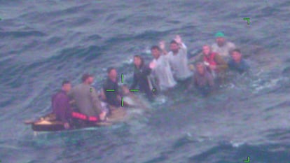 Migrantes cubanos a bordo de una embarcación que se hunde, a 40 millas de Cayo Largo, Florida, el 3 de febrero de 2022.