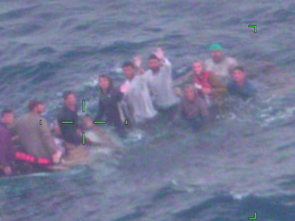 Migrantes cubanos a bordo de una embarcación a punto de hundirse, a 40 millas de Key Largo, Florida, el 3 de febrero de 2022.