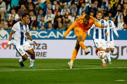 Kylian Mbapp, en una accin del partido en Butarque.