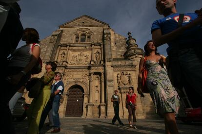 Úbeda y Baeza, en Jaén, son patrimonio mundial como joyas del Renacimiento en el sur de España. La trama urbana de ambas localidades proviene del siglo IX, época musulmana, mientras que la mayoría de sus monumentos proceden de la renovación que se llevó a cabo en el siglo XVI, con la llegada a España de las ideas humanistas procedentes de Italia. En la foto, la Sacra Capilla de El Salvador, en Úbeda, construida en el XVI por Andrés de Vandelvira.