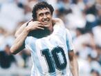 Valdano abraza a Maradona durante el Mundial de México 86.