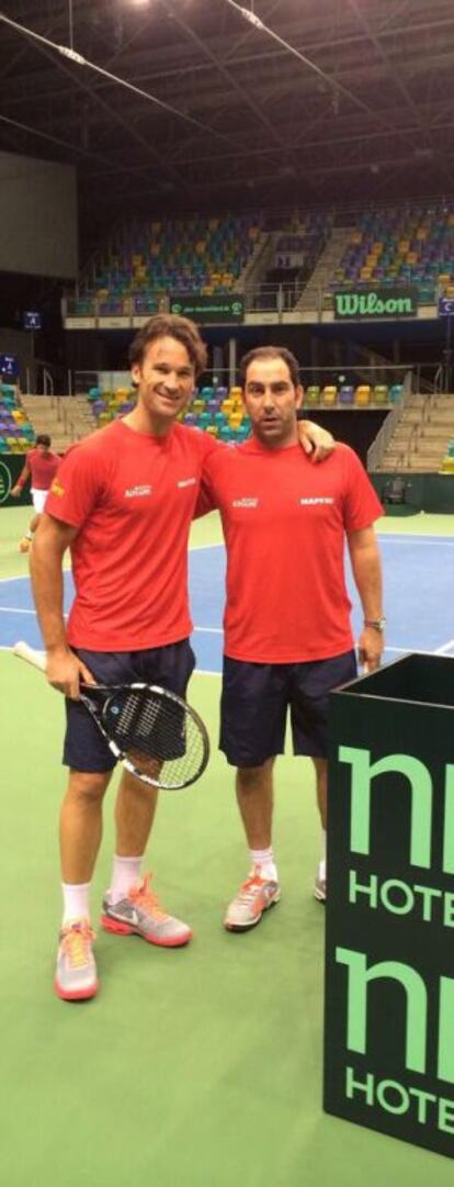 Carlos Moya , capitan español de Davis , y Albert Costa en Frankfurt