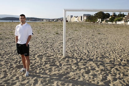 El futbolista Pablo Coira posa junto a una portería en un campo de la playa de Compostela, en Vilagarcía.