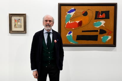 Íñigo Navarro, de la galería Leandro Navarro, posa con 'Peinture', de Joan Miró (a la derecha).