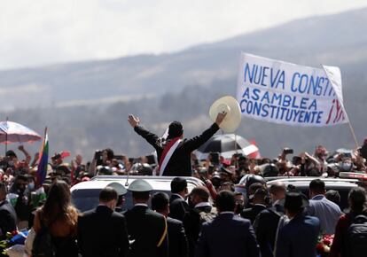 El presidente Pedro Castillo, saluda a su llegada para una ceremonia de juramentación simbólica, en el Santuario Histórico Pampas de Ayacucho, en Ayacucho, Perú.