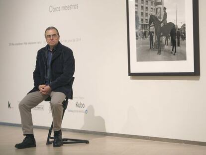 El fotógrafo Chema Conesa, junto a la imagen titulada 'Publicidad', en la exposición sobre Català-Roca en la Sala Kubo-Kutxa.