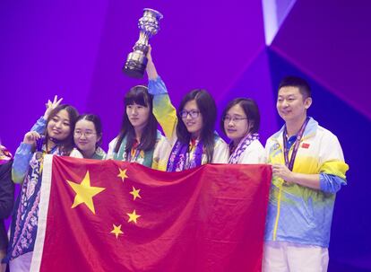 China, campeona olímpica, con la campeona del mundo, Yifán Hou levantando el trofeo