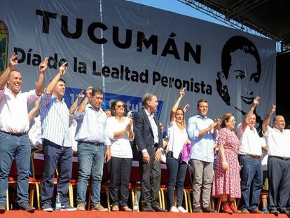 Gobernadores y dirigentes peronistas saludan desde el escenario montado en Tucumán para conmemorar el Día de la Lealtad.