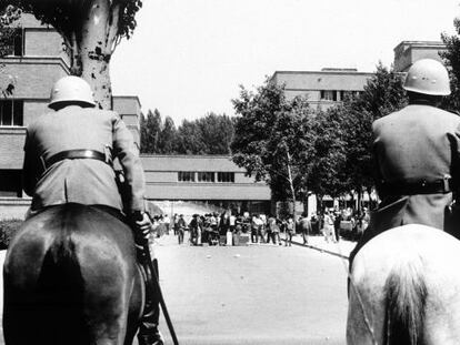 Dos policías a caballo vigilan una manifestación en una universidad madrileña en mayo de 1968.