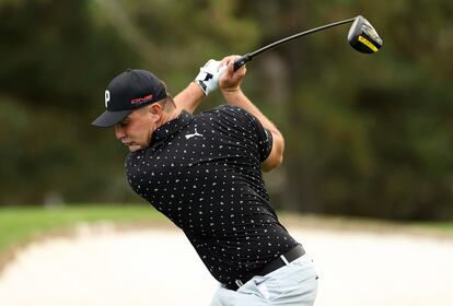 DeChambeau golpea con el driver en un entrenamiento.