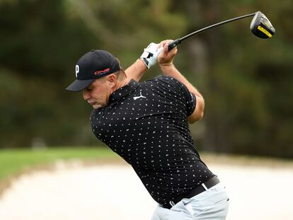 DeChambeau golpea con el driver en un entrenamiento.