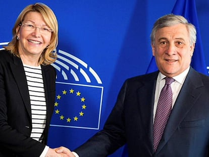 La exfiscal general de Venezuela Luisa Ortega, junto al presidente del Parlamento Europeo, Antonio Tajani, este miércoles en Bruselas.