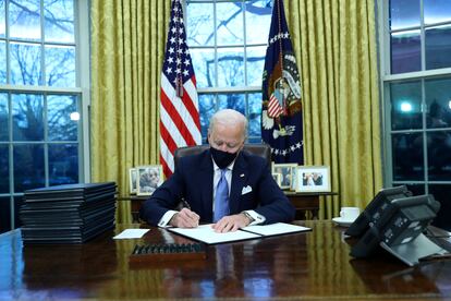 El presidente Joe Biden firma sus primeras 15 órdenes ejecutivas este miércoles.