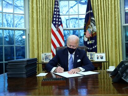 El presidente Joe Biden firma sus primeras 15 órdenes ejecutivas este miércoles.