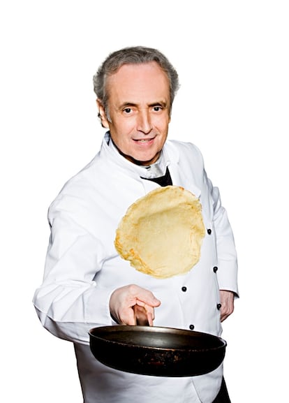 El tenor barcelonés José Carreras confiesa que lo suyo no es la cocina, pero se atreve a hacer un <i>panacke</i> que voltea con garbo antes de rellenar con crema y bayas del bosque.