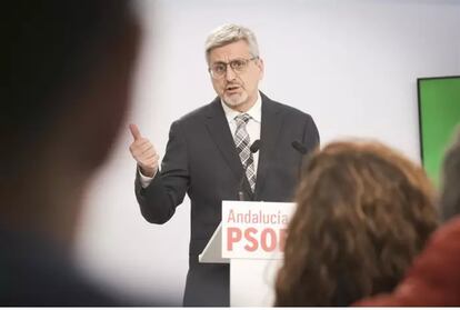 El portavoz del PSOE-A, Josele Aguilar, en la rueda de prensa en la que se anuncia la presentación el recurso ante el Constitucional del decreto de simplificación administrativa de la Junta. / EP