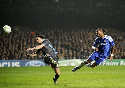 Drogba remata ante Aronica para marcar el 1 a 0.