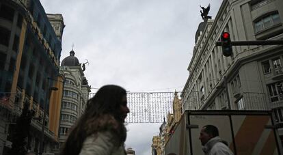 Estatuas en los tejados de Gran Vía.