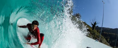 Un surfista en una de las lagunas artificiales de Wavegarden.