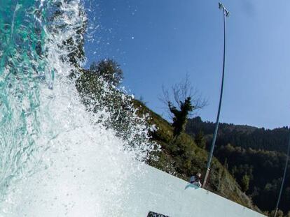 Un surfista en una de las lagunas artificiales de Wavegarden.
