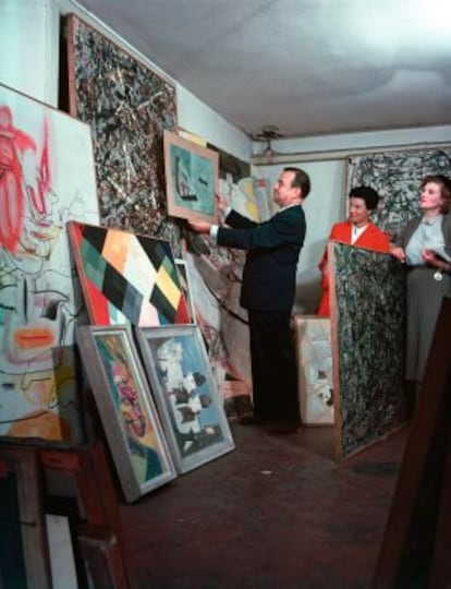 La coleccionista Peggy Guggenheim, en el centro, junto al crítico de arte Alfred Frankfurter y su esposa.