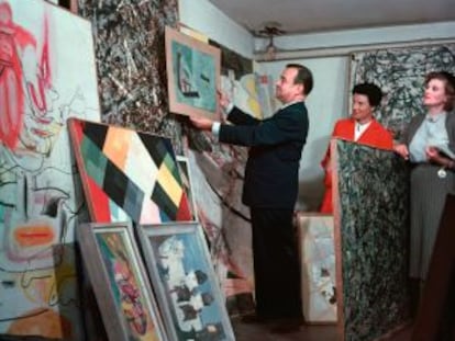 La coleccionista Peggy Guggenheim, en el centro, junto al crítico de arte Alfred Frankfurter y su esposa.