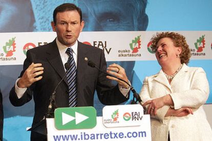 Juan José Ibarretxe y Begoña Errazti, la noche de las elecciones en Vitoria.