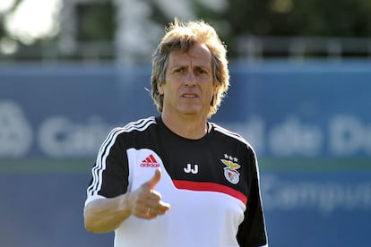 El entrenador del Benfica, el portugués Jorge Jesus, durante el entrenamiento que su equipo en Seixal Campus, en las afueras de Lisboa, Portugal. Su equipo se enfrenta al FC Anderlecht.