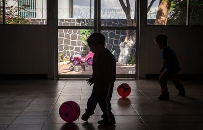 Niños jugando en la guardería del penal de Santa Martha.