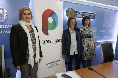 La consejera de Educación, Cristina Uriarte, junto con la viceconsejera, Arantxa Aurrekoetxea, y la directora de Innovación Educativa, Begoña Garamendi.