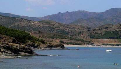 La platja de Garbet, d’ambient molt familiar, té una longitud d’uns 600 metres i uns 30 metres d’amplada i està formada de de pedra grisa de ribera grossa i petita. Té servei d’allotjament i restaurant a peu de platja i, fins i tot, servei de taxi en barca per als vaixells que opten per fondejar en aquest punt de la Costa Brava. A la seva dreta s’aixeca altiva la roca del Cavall Bernat, un promontori rocós que arriba gairebé als 10 metres d’alçada. És de fàcil accés per la seva proximitat a la carretera N-260.