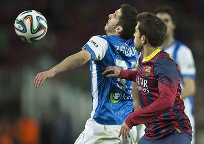 El defensa del F. C. Barcelona, Jordi Alba (d), empuja al jugador de la Real Sociedad, Zaldúa, durante el encuentro correspondiente a la ida de la semifinal de la Copa del Rey, que disputan esta noche en el estadio del Camp Nou. 