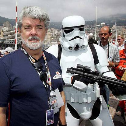 Lucas, junto a un guardia imperial de <i>La guerra de las galaxias.</i>