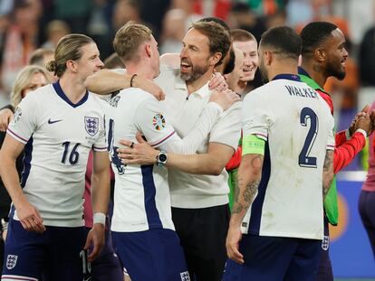 Gareth Southgate se abraza a sus jugadores tras eliminar Inglaterra a Países Bajos en las semifinales de la Eurocopa 2024.
