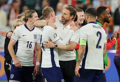 Gareth Southgate se abraza a sus jugadores tras eliminar Inglaterra a Países Bajos en las semifinales de la Eurocopa 2024.