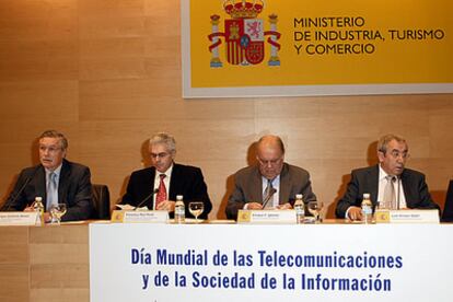 Enrique Gutiérrez Bueno, Decano del Colegio Oficial de Ingenieros de Telecomunicaciones (COIT), Francisco Ros Secretario de Estado de Telecomunicaciones y para la Sociedad de la Información, Enrique Iglesias, Secretario General Iberoamericano, y Luis Arroyo, Director del Proyecto Día de Internet.