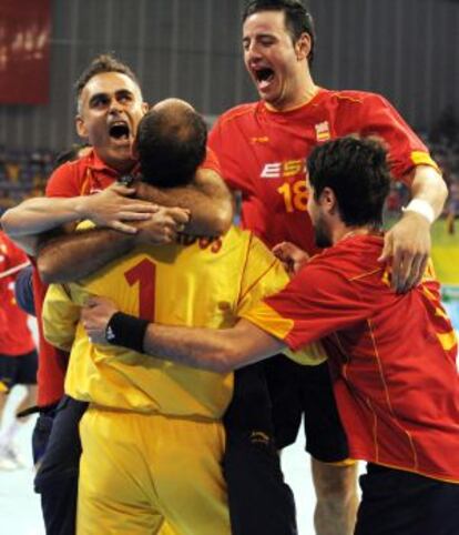 Juan Carlos Pastor, José Javier Hombrados, Iker Romero y Raúl Entrerríos celebran la victoria de España sobre Polonia en los Juegos Olímpicos de Pekín 2008