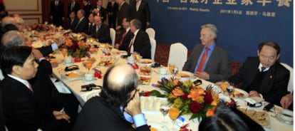 Reunión de las delegaciones encabezadas por el viceprimer ministro chino, Li Keqiang, y el ministro de Industria, Miguel Sebastián, en el desayuno organizado por el ICEX.