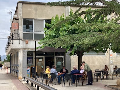 Un grupo de vecinos de La Masó (Tarragona) toma el fresco en la terraza del local social del pueblo.