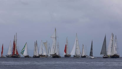 Las guletas, los cruceros tradicionales y más populares de Turquía, navegan durante la Copa Bodrum 2018, frente a las costas Bodrum.