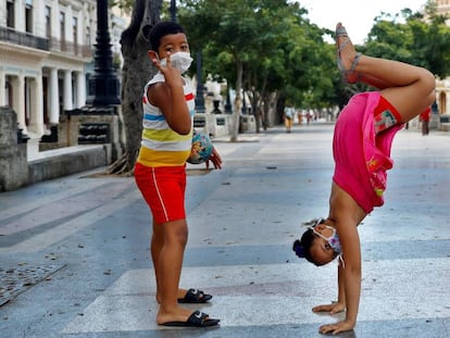 Dos niños juegan en el parque Paseo del Prado este miércoles, en La Habana (Cuba).