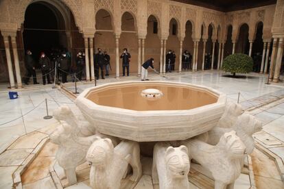 Una limpiadora en el Patio de Los Leones de la Alhambra de Granada, históricamente el monumento más visitado de España, ha reforzado las tareas de limpieza para actuar frente a la calima, que ha teñido de marrón algunas zonas del recinto tras la llegada de polvo en suspensión del norte de África a la Península.