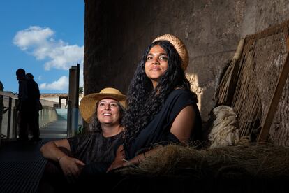 Kavita Parmar y Marcela Echavarría, en la feria artesanal Xtan organizada en el Museo de Arte Moderno Es Baluart, en Palma, el 23 de junio de 2021.