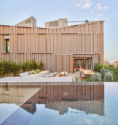 Terraza del ático del edificio construido por Ohlab en Palma de Mallorca.