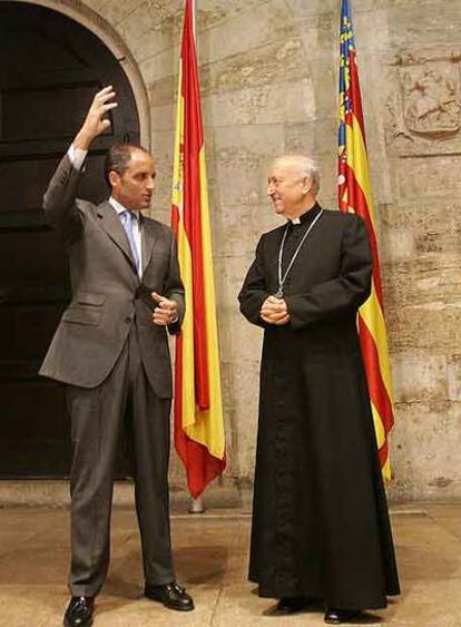 Francisco Camps con el arzobispo de Valencia en la Generalitat.