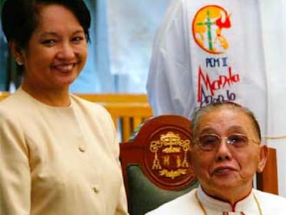 El cardenal Jaime Sin, junto a la presidenta filipina Gloria Macapagal Arroyo, en el año 2003.