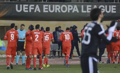 Jugadores de la Fiorentina celebran el segundo gol en Bakú ante el Qarabag.