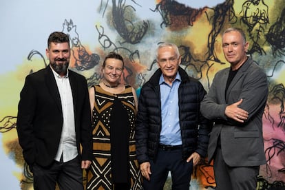 Los premiados de esta edición posan en el estudio Toresky de Barcelona. De izquierda a derecha, Óscar Corral, Isabel Coello , Jorge Ramos, y Mikel Ayestarán.