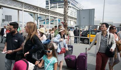 Turistas llegan a Barcelona, una de las ciudades m&aacute;s beneficiadas del auge del sector.